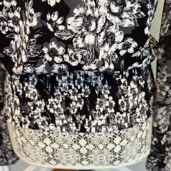 White House Black Market Matte Jersey Floral Surplice Blouse size XS - Picture 11 of 13